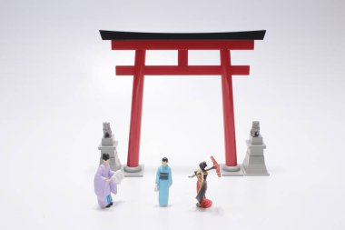 Torii kapılı Kannushi erkekleri.