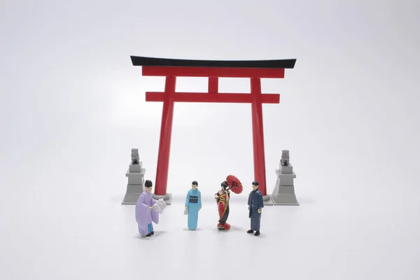 Escala Figura Homens Kannushi Com Portão Torii — Fotografia de Stock