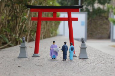 Torii kapılı Kannushi erkekleri.