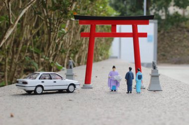 Torii kapılı Kannushi erkekleri.