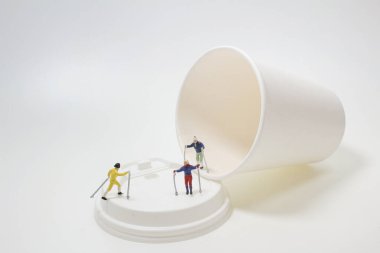  Kağıt bardak üzerinde kayak yapan bir kayakçı.