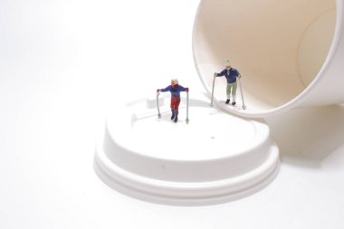  Kağıt bardak üzerinde kayak yapan bir kayakçı.