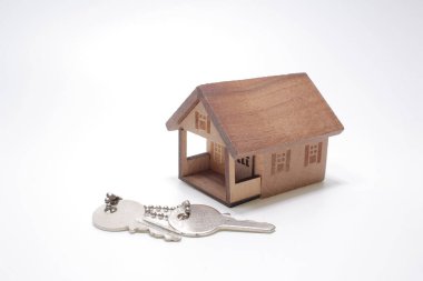Bir ev figürü ve anahtar, yakın plan. Satın alma, ev.