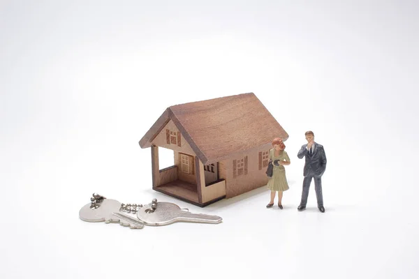 Mini Figuren Und Hausschlüssel Hypothek Idee — Stockfoto