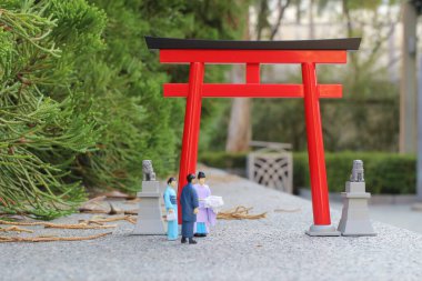 Torii kapılı Kannushi erkekleri.