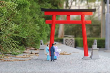 Torii kapılı Kannushi erkekleri.