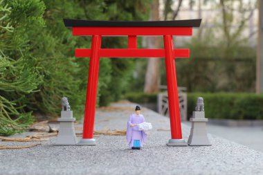 Torii kapılı Kannushi erkekleri.