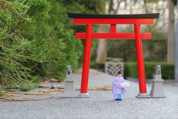 Escala Figura Homens Kannushi Com Portão Torii — Fotografia de Stock