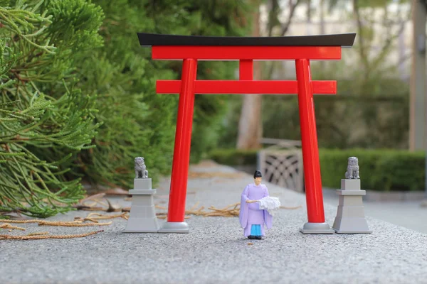 Escala Figura Homens Kannushi Com Portão Torii — Fotografia de Stock