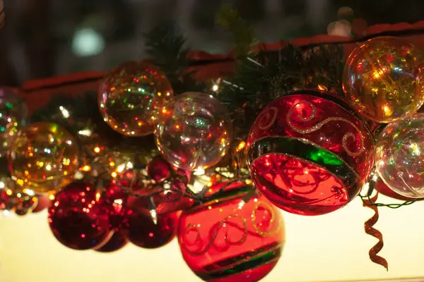 Weihnachtskugel Weihnachtskugel Mit Lichterschmuck Baum — Stockfoto