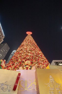 the chistmas tree at central , hong kong 2 Dec 2006