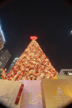 the chistmas tree at central , hong kong 2 Dec 2006