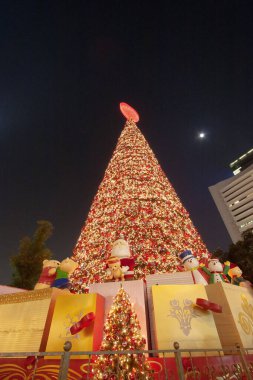 the chistmas tree at central , hong kong 2 Dec 2006