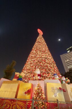 the chistmas tree at central , hong kong 2 Dec 2006