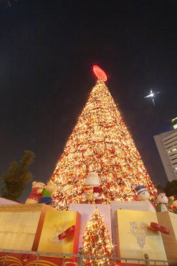 the chistmas tree at central , hong kong 2 Dec 2006