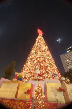 the chistmas tree at central , hong kong 2 Dec 2006