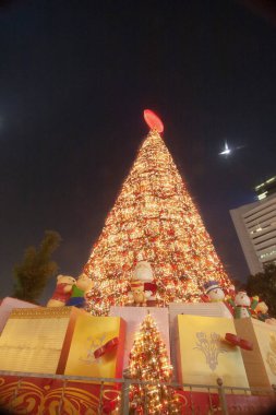 the chistmas tree at central , hong kong 2 Dec 2006