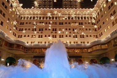 2 Aralık 2006 Noel Baba, Peninsula Otel 'de aydınlatma süslemeleri.