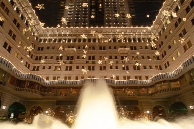 2 Aralık 2006 Noel Baba, Peninsula Otel 'de aydınlatma süslemeleri.