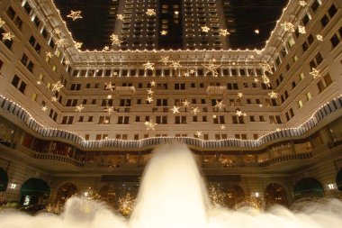 2 Aralık 2006 Noel Baba, Peninsula Otel 'de aydınlatma süslemeleri.