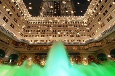 2 Aralık 2006 Noel Baba, Peninsula Otel 'de aydınlatma süslemeleri.