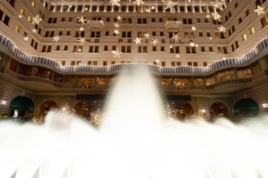 2 Aralık 2006 Noel Baba, Peninsula Otel 'de aydınlatma süslemeleri.