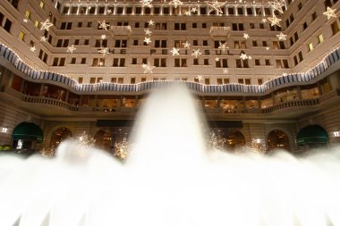 2 Aralık 2006 Noel Baba, Peninsula Otel 'de aydınlatma süslemeleri.