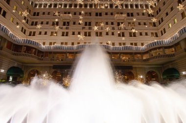 2 Aralık 2006 Noel Baba, Peninsula Otel 'de aydınlatma süslemeleri.