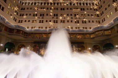 2 Aralık 2006 Noel Baba, Peninsula Otel 'de aydınlatma süslemeleri.