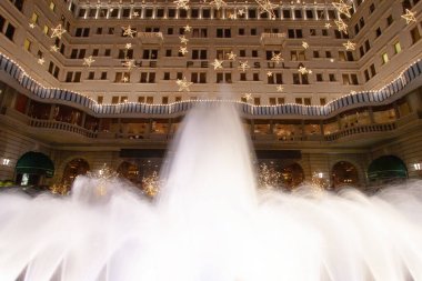 2 Aralık 2006 Noel Baba, Peninsula Otel 'de aydınlatma süslemeleri.