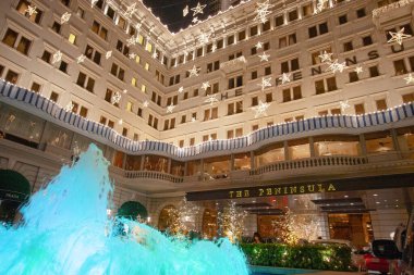 2 Aralık 2006 Noel Baba, Peninsula Otel 'de aydınlatma süslemeleri.