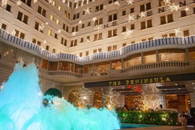 2 Aralık 2006 Noel Baba, Peninsula Otel 'de aydınlatma süslemeleri.