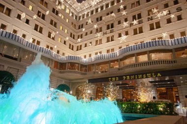 2 Aralık 2006 Noel Baba, Peninsula Otel 'de aydınlatma süslemeleri.