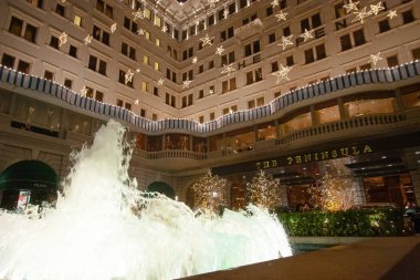 2 Aralık 2006 Noel Baba, Peninsula Otel 'de aydınlatma süslemeleri.