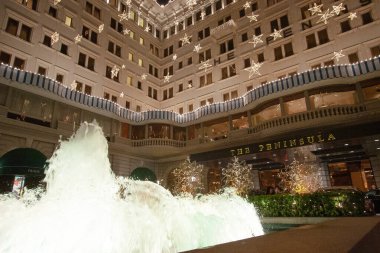 2 Aralık 2006 Noel Baba, Peninsula Otel 'de aydınlatma süslemeleri.