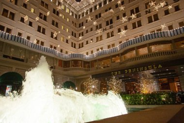 2 Aralık 2006 Noel Baba, Peninsula Otel 'de aydınlatma süslemeleri.