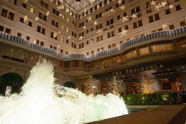 2 Aralık 2006 Noel Baba, Peninsula Otel 'de aydınlatma süslemeleri.