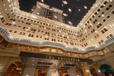 2 Aralık 2006 Noel Baba, Peninsula Otel 'de aydınlatma süslemeleri.