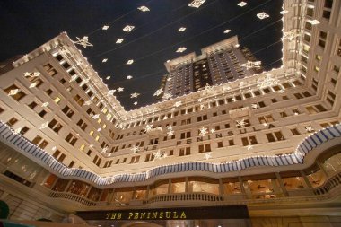 2 Aralık 2006 Noel Baba, Peninsula Otel 'de aydınlatma süslemeleri.