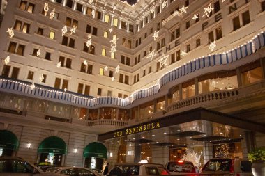 2 Aralık 2006 Noel Baba, Peninsula Otel 'de aydınlatma süslemeleri.