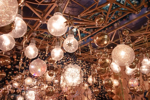 2 Aralık 2006 'da büyük bir alışveriş merkezindeki salonun Noel süslemeleri.