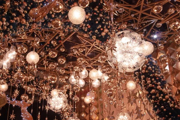 2 Aralık 2006 'da büyük bir alışveriş merkezindeki salonun Noel süslemeleri.