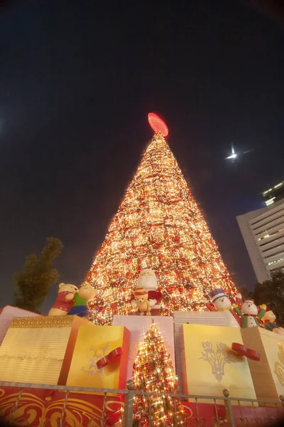 the chistmas tree at central , hong kong 2 Dec 2006