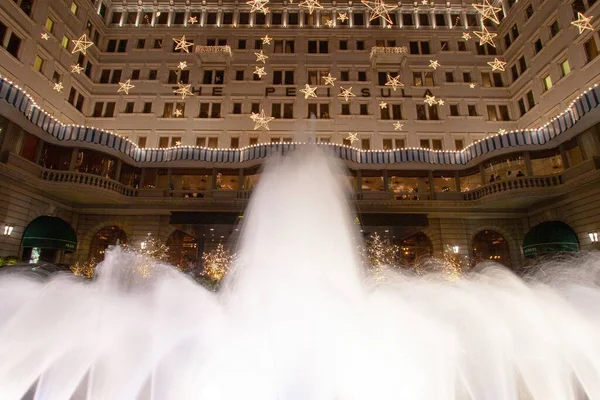 2 Aralık 2006 Noel Baba, Peninsula Otel 'de aydınlatma süslemeleri.