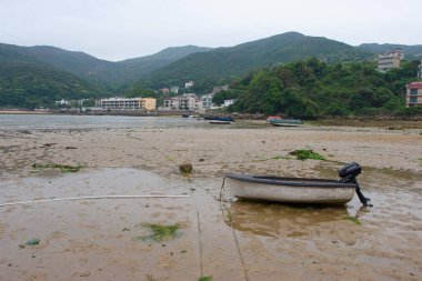 Sheung Sze Wan Sahili 'nde tekne ve deniz. hk 15 Nisan 2006 