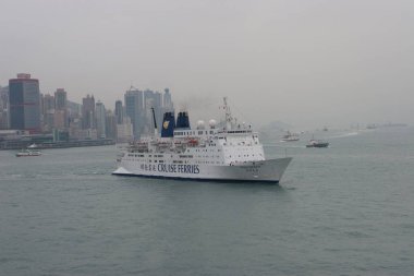 Hong Kong 'da gemi turu. Victoria Limanı, hk 16 Nisan 2006 