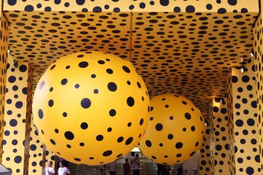 13 Ekim 2007 Siyah Polka Japon sanatçı Yayoi Kusama 'nın balkabağı montaj sanatı.