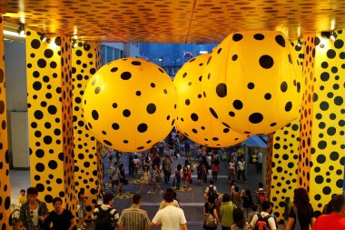 13 Ekim 2007 Siyah Polka Japon sanatçı Yayoi Kusama 'nın balkabağı montaj sanatı.