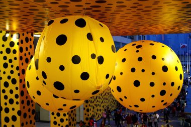 13 Ekim 2007 Siyah Polka Japon sanatçı Yayoi Kusama 'nın balkabağı montaj sanatı.