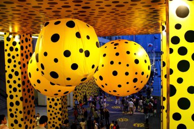 13 Ekim 2007 Siyah Polka Japon sanatçı Yayoi Kusama 'nın balkabağı montaj sanatı.